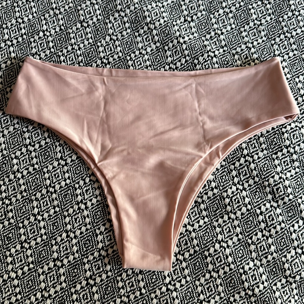 Bikini - Picture 2 of 5